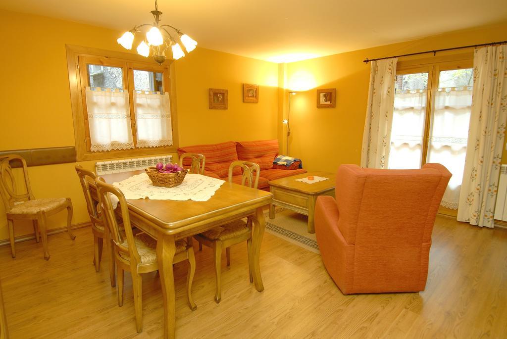 Apartamentos El Rincon De Benas Benasque Kamer foto